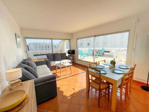 un salon avec un canapé et une table dans l'établissement Apartment Jardins d'Ulysse II by Interhome, à La Grande Motte