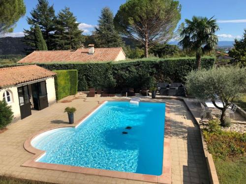 una piscina frente a una casa en Studio indépendant avec entrée privée, en Saint-Jean-de-Muzols