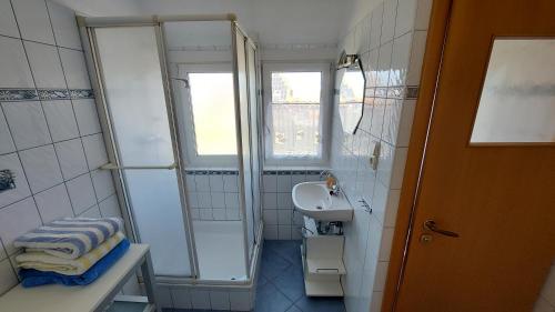Ett badrum på Ferienhaus Nordstrand Whg 4