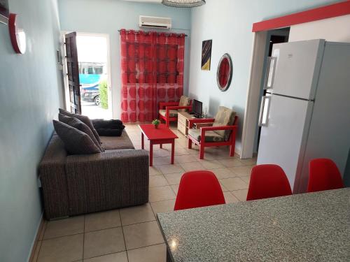 ein Wohnzimmer mit einem Sofa und einem Kühlschrank in der Unterkunft Sea Apartments in Larnaka