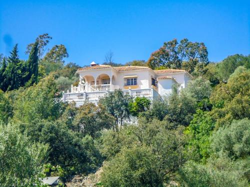 una casa en la cima de una colina con árboles en Holiday Home Pendle heights by Interhome en Almogía