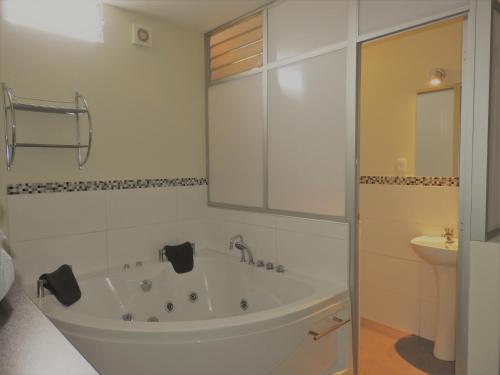 Bilik mandi di Hotel La Shacsha