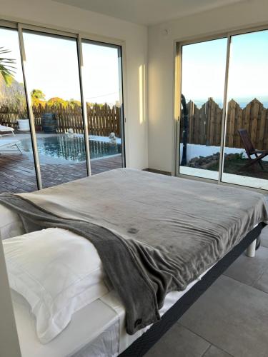 Tempat tidur dalam kamar di Villa Amaryllis luxueuse,piscine,vue mer,plage