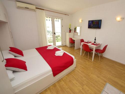 sypialnia z łóżkiem i stołem z krzesłami w obiekcie Apartment Mira-1 by Interhome w Makarskiej