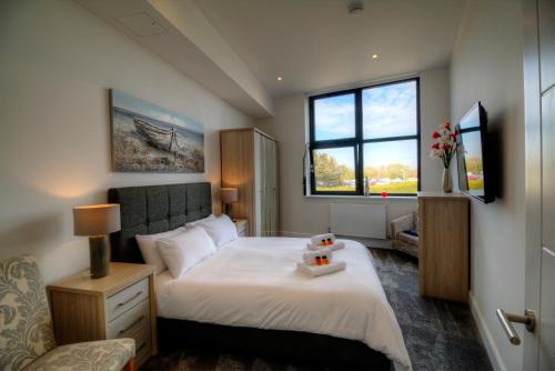 ポーツマスにあるPass the Keys Stunning Luxury Marina Apartmentのベッドルーム1室(テディベア付きのベッド1台付)