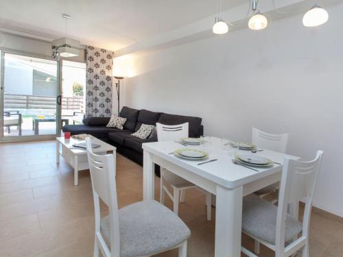 sala de estar con mesa blanca y sillas en Holiday Home Islas Canarias by Interhome, en Miami Platja