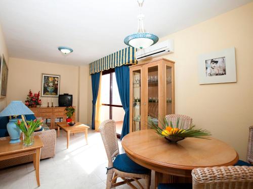 Posedenie v ubytovaní Apartment Coral Beach 02 by Interhome