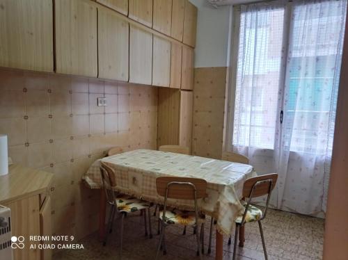 La Casa di SEM في لافانيا: مطبخ مع طاولة وكراسي في غرفة