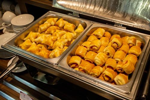 two trays of food in an oven at Carlton Plaza Torre in Araxá