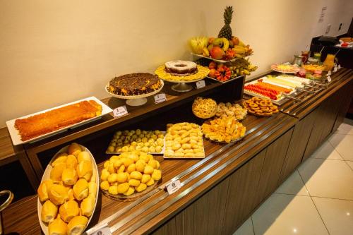 a buffet line with many different types of food at Carlton Plaza Torre in Araxá