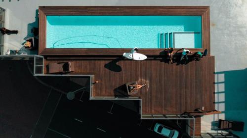 una pantalla grande con una piscina en una habitación en Point Waterfront Apartments en Durban