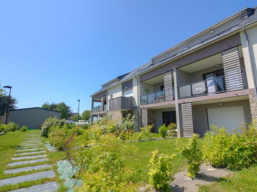 un immeuble d'appartements avec un jardin devant dans l'établissement Apartment Le Clos Bastille by Interhome, à Saint-Malo