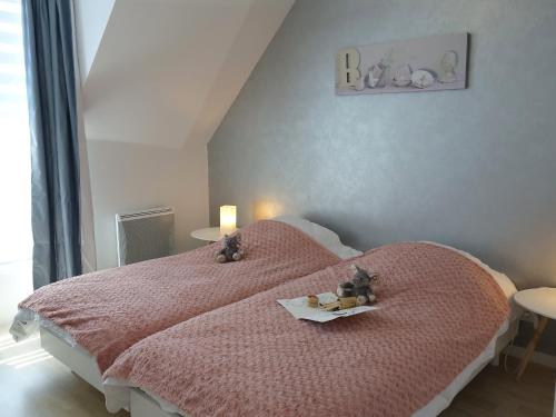 une chambre avec un lit avec deux ours en peluche dessus dans l'établissement Apartment La Passerelle by Interhome, à Saint-Malo