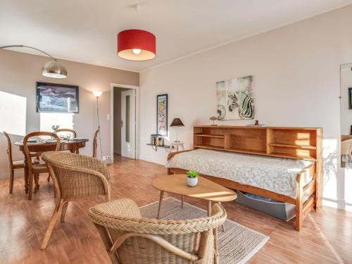 カルナック・プラージュにあるApartment Le Colibri by Interhomeのベッドルーム1室(ベッド1台、テーブル、椅子付)