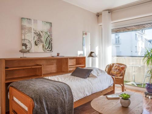 カルナック・プラージュにあるApartment Le Colibri by Interhomeのベッドルーム1室(ベッド1台、テーブル、窓付)