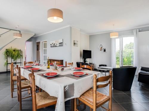 Un comedor y una sala de estar con mesa y sillas. en Holiday Home La Coloniale by Interhome, en Auray