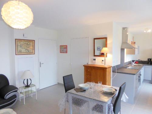 un salon avec une table et une cuisine dans l'établissement Studio Les Allées du Port by Interhome, à Saint-Malo