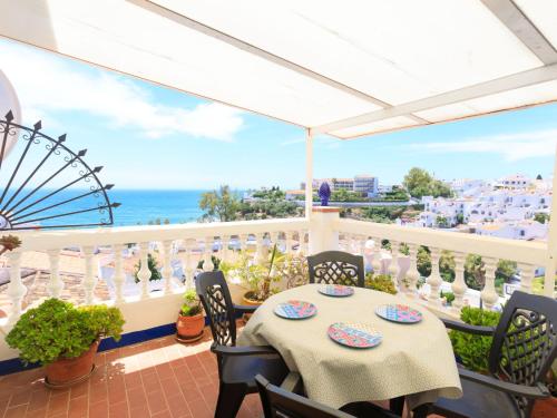 una mesa en un balcón con vistas al océano en Holiday Home Nerja Penthouse by Interhome, en Nerja