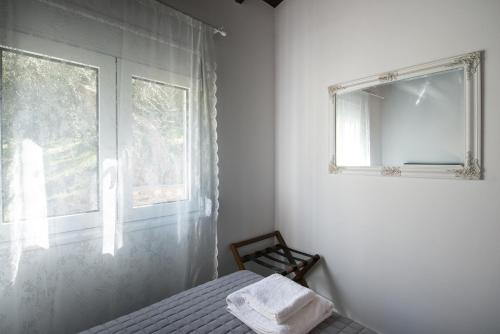 una camera con letto, specchio e finestra di jAne's house a Ravdhoúkha