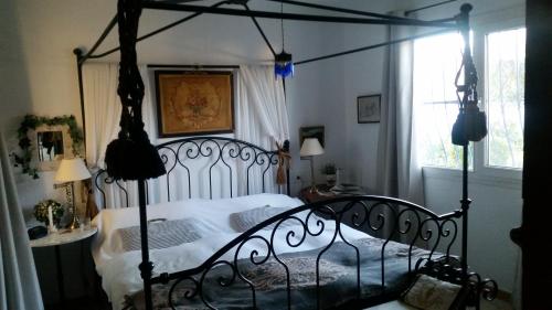 מיטה או מיטות בחדר ב-Luxury Villa with Sea and Mountainview