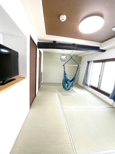 a room with a hammock hanging from the ceiling at Tiz 海岸通り in Sumoto