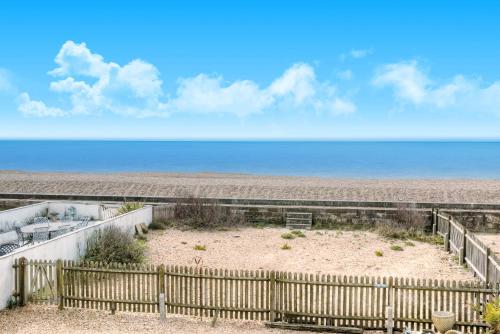 Pass the Keys Amazing view - lots to do - 22A - Modern 2 bed with sea views and direct beach access