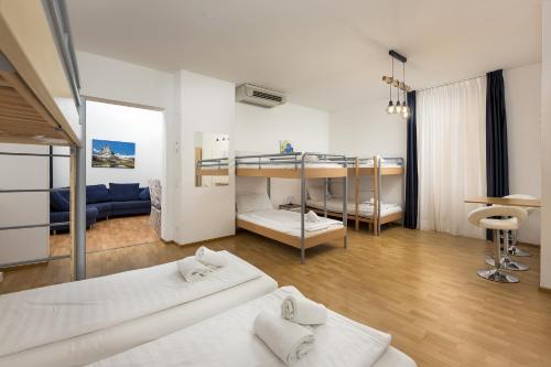 Двухъярусная кровать или двухъярусные кровати в номере GuestHouse Lugano Center by LR