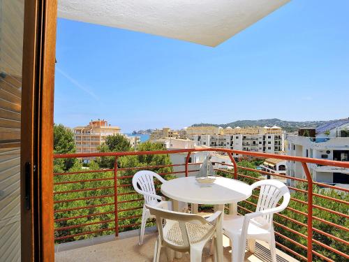 una mesa blanca y sillas en un balcón con vistas en Apartment Cofisa-1 by Interhome, en Jávea