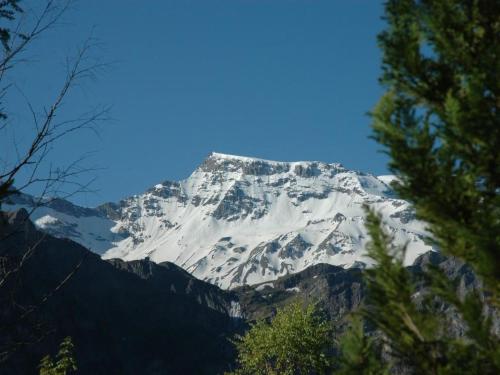 einen schneebedeckten Berg vor einem blauen Himmel in der Unterkunft Apartment Bärgchutzli Parterre by Interhome in Adelboden