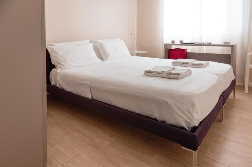 a bedroom with a bed with two towels on it at Villa Savarino in Vittoria