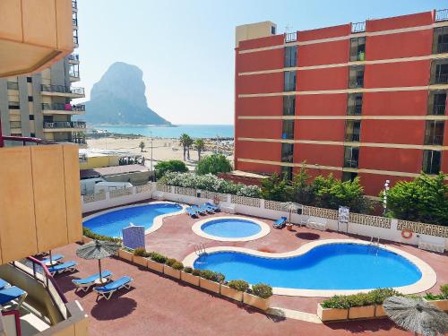 - Vistas a un hotel con piscina y al océano en Apartment Amatista-6 by Interhome, en Calpe