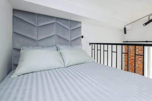 Un pat sau paturi într-o cameră la DuoStay