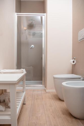 a bathroom with a shower and a toilet and a sink at Villa Savarino in Vittoria