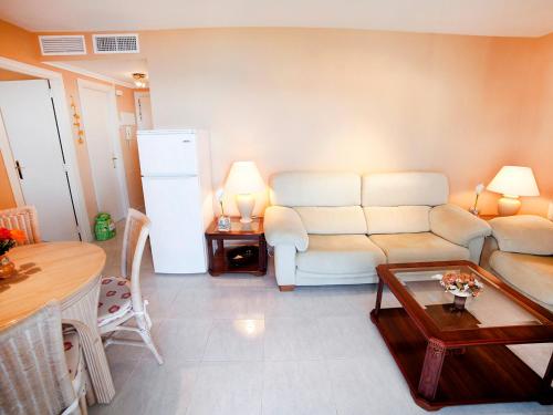 un soggiorno con divano e tavolo di Apartment Turquesa Beach 03 by Interhome a Calpe