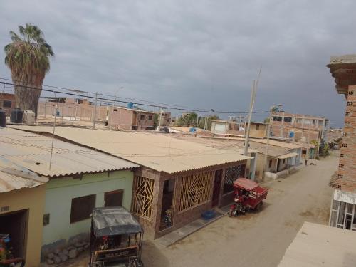 une petite ville avec des bâtiments et une rue dans l'établissement Habitaciones Don Pelu, à Máncora