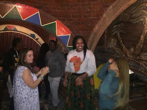 Lawanda Nubian House في أسوان: مجموعة من الناس واقفين في غرفة