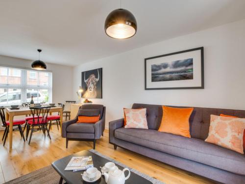uma sala de estar com um sofá e uma mesa em Holiday Home Glynn Terrace by Interhome em Padstow