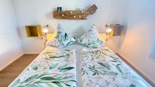 a bedroom with two beds with pillows on them at LÜFTLE neue gemütliche große Familien Ferienwohnung im Allgäu in Wolfegg