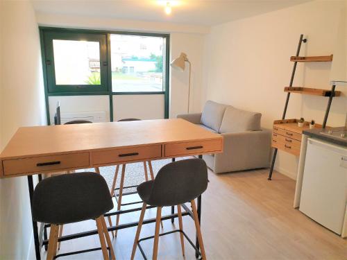 - une cuisine avec un bureau en bois et deux tabourets de bar dans l'établissement Dana centre mer 11, à Nice