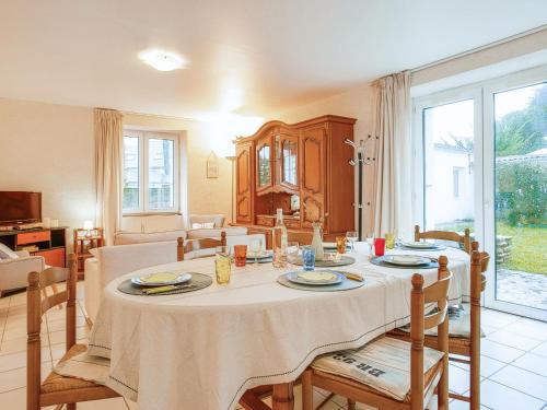 une salle à manger avec une table et des chaises ainsi qu'une cuisine dans l'établissement Apartment Mer et Soleil by Interhome, à Carnac