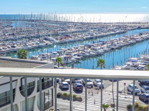 - une vue sur un port de plaisance avec beaucoup de voitures dans l'établissement Apartment La Tour Fenestrelle by Interhome, à La Grande Motte