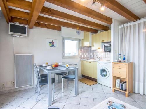 une cuisine avec une table et des chaises dans une cuisine dans l'établissement Apartment MEN DU-2 by Interhome, à Carnac