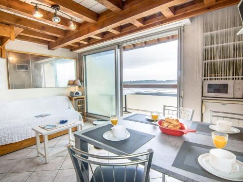 Un comedor con mesa y vista al mar. en Apartment MEN DU-2 by Interhome, en Carnac