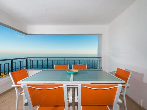 トロクス・コスタにあるApartment Amazing 3 bedrooms front sea view- by Interhomeのダイニングルーム(テーブル、椅子付)