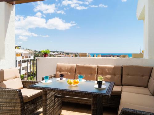 d'une table et de chaises sur un balcon avec vue sur l'océan. dans l'établissement Apartment Alamar by Interhome, à La Cala de Mijas