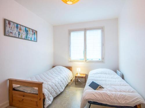 1 dormitorio con 2 camas y ventana en Apartment Baie de Beaumer-1 by Interhome, en Carnac