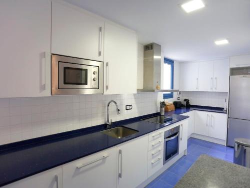 Virtuvė arba virtuvėlė apgyvendinimo įstaigoje Holiday Home Marabou 2-0 by Interhome