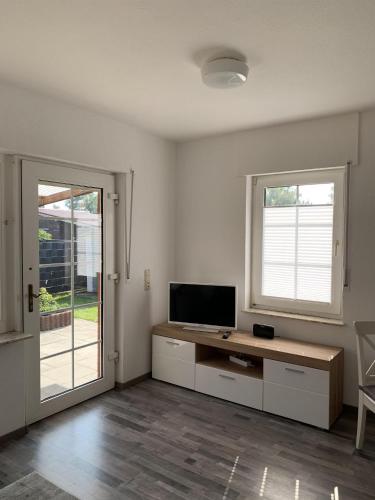 a room with a tv and a desk with a television at Apartment tom Brook in Bedekaspel