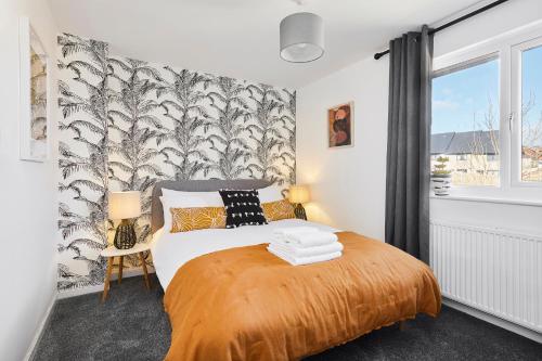 1 dormitorio con 1 cama y ventana grande en Charming 2 bed home, quiet village + free parking en Halifax