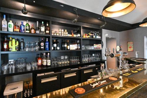 un bar avec beaucoup de bouteilles d'alcool dans l'établissement Anne De Bretagne, à Vannes